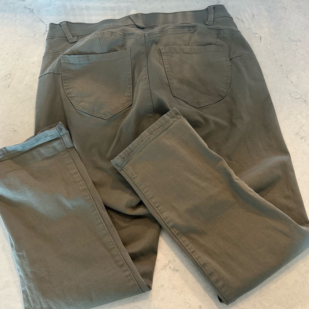Democracy Olive Green capri Trousers